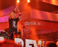 Vokalis Netral, Bagus, menabuh drum saat menyanyikan Garuda di Dadaku. Bagus menyanyikan 7 lagu andalannya.