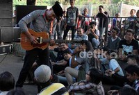 Musisi Blues asal Amerika Guy Davis memberikan klinik blues di Green Stage.