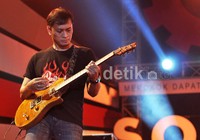 Andra yang juga pentolan grup band Dewa 19 memainkan melodi-melodi rock andalannya.