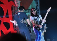 Gitaris Slank Abdee Negara berduet dengan rekannya, Ridho Hafidz.