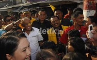 Ical didampingi Sharif Cicip Sutarjo  berjalan menyusuri gang-gang sempit di RT 02 RW 08, sembari menyapa serta sesekali mengobrol dengan warga masyarakat, pedagang kakilima, pemilik toko kelontong, dan karyawan industri rumahan cinderamata di kawasan padat penduduk tersebut.