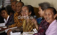 Kesempatan itu digunakan oleh para mantan tahanan politik tersebut untuk bernostalgia sekaligus berbagi cerita saat masa-masa mereka menjadi tahanan politik dimasa Orde Baru. ramses/detikcom
