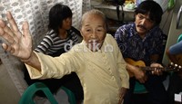 Korban peristiwa 65, Lestari menyanyi bersama kelompok musik Keroncong Tugu untuk mengenang masa perjuangannya. ramses/detikcom