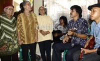 Para lansia korban peristiwa 65 menyanyi bersama kelompok musik Keroncong Tugu dalam sebuah acara nostalgial di Panti Jompo Waluyo Sejati Abadi, Kramat, Jakarta Pusat. ramses/detikcom