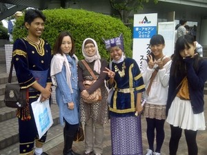 Hiks.. Air Mata Keluarga Jepang Untuk Mahasiswa Indonesia