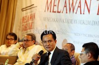 Yusril Ihza Mahendra hadir sebagai pembicara dalam acara peluncuran buku Melawan Takluk: Perlawanan dari Penjara Century.
