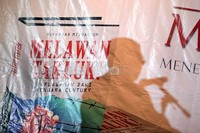 Bayangan Jusuf Kalla saat memberikan sambutan dan penilaian tentang buku karya Mukhamad Misbakhun yang berjudul Melawan Takluk: Perlawanan dari Penjara Century.