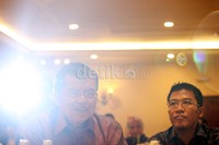 Jusuf Kalla berbincang dengan Mukhamad Misbakhun disela-sela peluncuran buku.