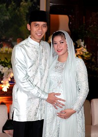 Edhie Baskoro Yudhoyono dan Siti Rubi Aliya Rajasa berfoto bersama. (Anung).