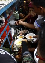 Pendukung Jokowi-Ahok Serbu Jajanan Gratis
