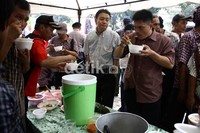 Warga lahap menyantap makanan gratis tersebut.