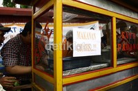 Makanan tersebut gratis karena mereka telah disewa timses Jokowi-Ahok.