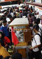 Pendukung Jokowi-Ahok Serbu Jajanan Gratis