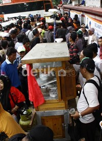 Pedagang kaki lima ini menjajakan makanan yang bervariasi. Mulai dari nasi goreng, minuman bajigur, ubi, banderek, serabi, rujak, mie ayam dan soto mie.