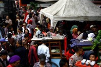 Gerobak-gerobak para pedagang dipenuhi oleh warga pendukung Jokowi-Ahok.