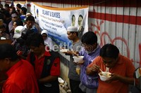 Warga pendukung Jokowi-Ahok lahap menyantap makanan gratis yang disediakan.