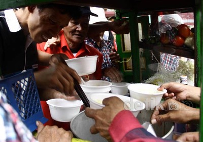 Pendukung Jokowi-Ahok Serbu Jajanan Gratis
