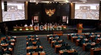 Pelantikan yang dilakukan di Ruang Paripurna DPRD DKI itu dihadiri 2.000 undangan.