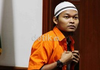 Dalam putusannya, Ketua Hakim Tjose Sampaleng menilai terdakwa terbukti secara sah dan meyakinkan karena menyembunyikan informasi dan membantu kegiatan terorisme kelompoknya dalam kasus peledakan di Mapolres Cirebon tahun lalu.