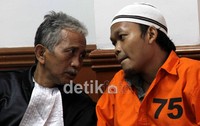 Tim kuasa hukum terdakwa merasa putusan tersebut masih kurang tepat. Namun, tim kuasa hukum dan terdakwa tetap menerima putusan tersebut.