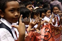 Puluhan murid SDN Kebon Sirih 08 Pagi juga menyaksikan pelantikan Jokowi-Ahok. Ramses/detikcom.