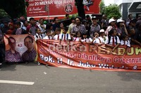 Mereka juga membawa spanduk ucapan selamat. Ramses/detikcom.