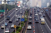 Pemandangan ini bebeda dari hari biasanya, dimana jalan tol dalam kota Jakarta selalu diwarnai kemacetan arus kendaraan.
