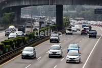 Sejumlah kendaraan melintas di jalan tol dalam kota Jakarta.