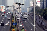 Arus lalu lintas di tol dalam kota Jakarta terlihat lancar lancar.