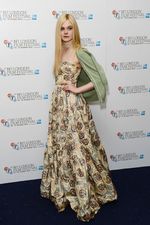 Elle Fanning Tampil Dewasa