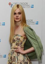 Elle Fanning Tampil Dewasa
