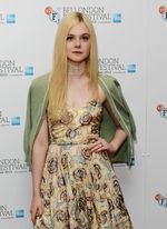 Elle Fanning Tampil Dewasa