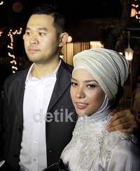 Rachel didampingi sang suami di pesta pernikahan Rebecca dengan David Daniel di Bumi Harum Manis, Cilandak, Jakarta Selatan, Minggu (14/10/2012).