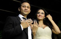 Rebecca dan sang suami pamer cincin pernikahan mereka.