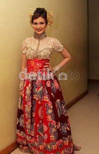 Luna Maya terlihat semakin anggun dan mempesona dengan balutan kebaya yang bernuansa batik merah-krem. (dok. detikHOT)