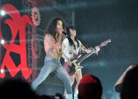 Aksi Kaka didampingi additional bassit-nya, Yuyi, yang menggantikan posisi Ivanka yang sedang naik haji di konser Road to Soundrenaline Rhytm Revival,di Trans Studio, Makassar, Sabtu (13/10/2012) malam. (dok. detikHOT)