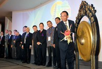 Meteri ESDM Jero Wacik memukul gong sebagai tanda dibukan Conference on Electric Power Supply Industry (CEPSI). Humas PLN/Agus Trimukti.