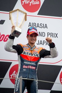 Pedrosa merayakan kemenangan di atas podium. Getty Images/Mirco Lazzari gp.