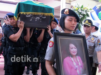 Istri Kapolda Jatim Dimakamkan