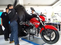 Beberapa pengunjung melihat-lihat Suzuki Inazuma