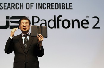 Shen memaparkan, Padfone 2 merupakan kombinasi dari PC, ponsel cerdas, dan tablet yang berdesain tipis, ringan, elegan, simpel, dengan tampilan yang menawan, namun dengan fitur yang inovatif dan powerful. REUTERS/Pichi Chuang.
