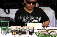 Permainan fingerboard boleh dibilang masih baru di Indonesia, namun kini sudah menjadi tren di kalangan anak-anak muda.