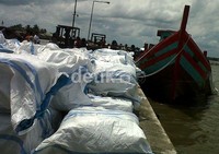 Pakaian bekas yang diamankan tersebut nilainya sekitar Rp 800 juta.