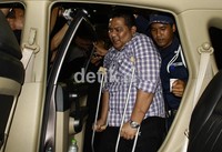 Dendy masuk ke mobil tahanan. Ramses/detikcom.