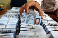 Petugas kelurahan menata e-KTP yang akan dibagikan. Dari 41.000 e-KTP, 36.278 diantaranya telah jadi dan siap dibagikan kepada warga.