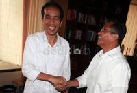 Dahlan Iskan menyambut Jokowi.