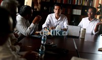 Dalam pertemuan tersebut, Dahlan didampingi oleh sejumlah Direktur Utama BUMN, seperti Dirut PP, Dirut Adhi Karya, Dirut Hutama Karya, dan Dirut Waskita Karya. Semuanya adalah BUMN di sektor infrastruktur.