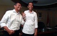 Keduanya kompak memakai kemeja putih.