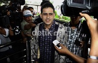 Nazaruddin saat tiba di gedung KPK, Jalan Rasuna Said, Jaksel, Selasa (16/10/2012). Ramses/detikcom.