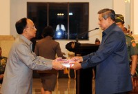 Presiden SBY menerima buku hasil seminar PPRA XLVII dari Gubernur Lemhannas Budi Susilo Soepanji. (Setpres).
